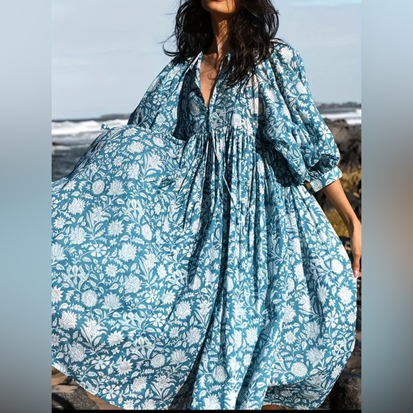 Dresses & Skirts - Stunning flowing Print V Neck Loose Dress
